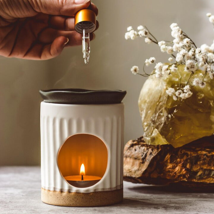 Ribbed white ceramic oil burner with sage green base – front view