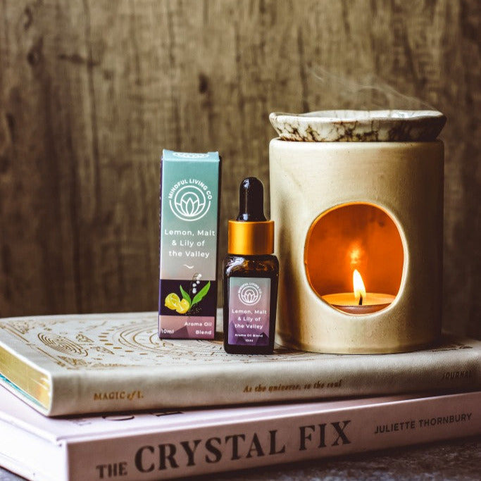 Lemon Malt & Lily of the Valley fragrance oil with fresh blooms and oil burner – subtly sweet and floral.