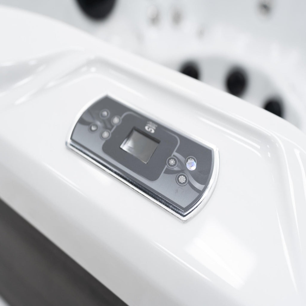 Close-up of Gecko IN.K500 control panel showcasing sleek, user-friendly interface.