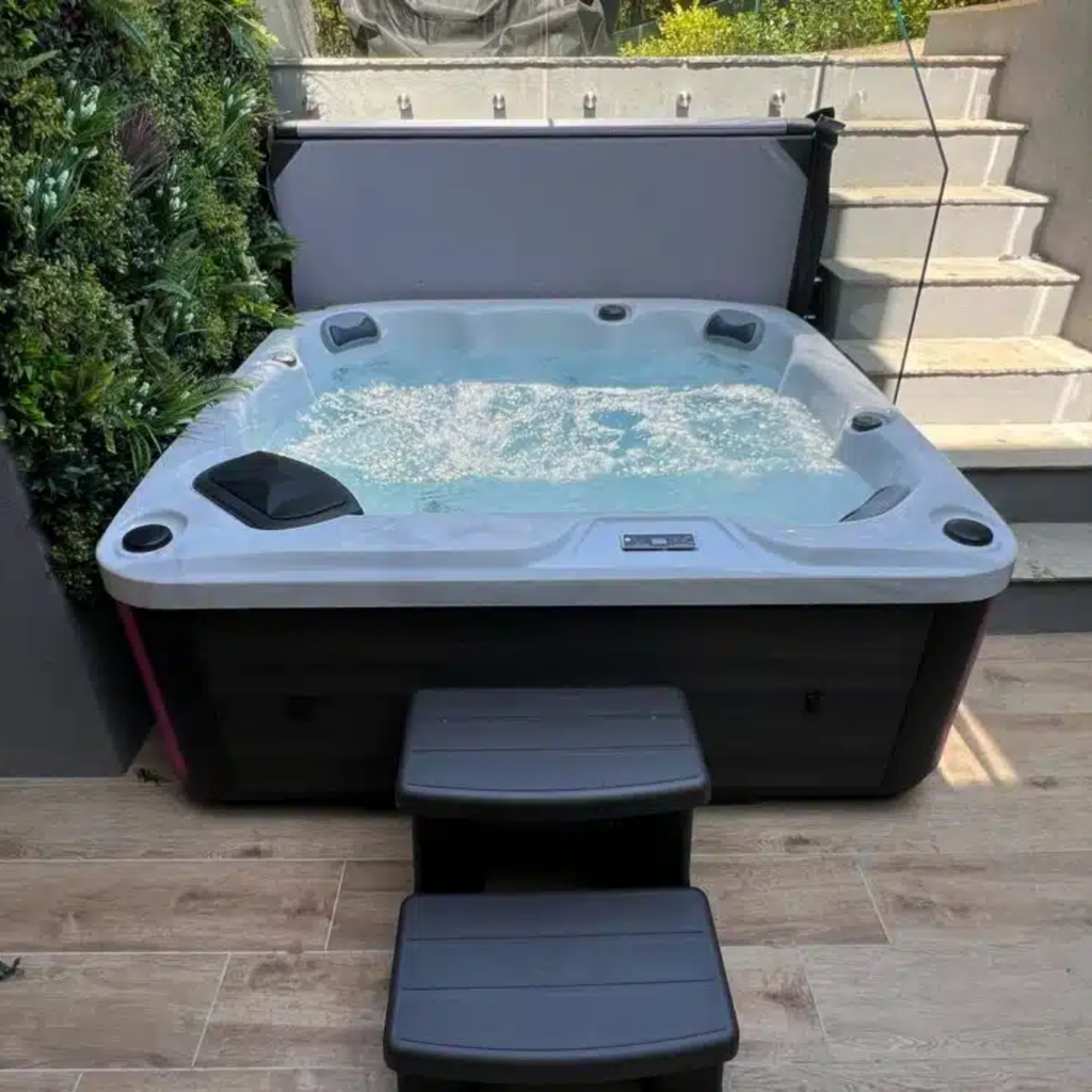 Outdoor wellness spa with wrap-around insulation and ozone care